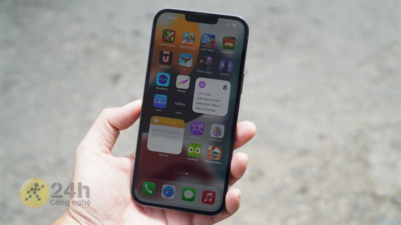 Mình cũng phải mất một khoảng thời gian mới làm quen được cảm giác cầm nắm trên iPhone 13 Pro Max.