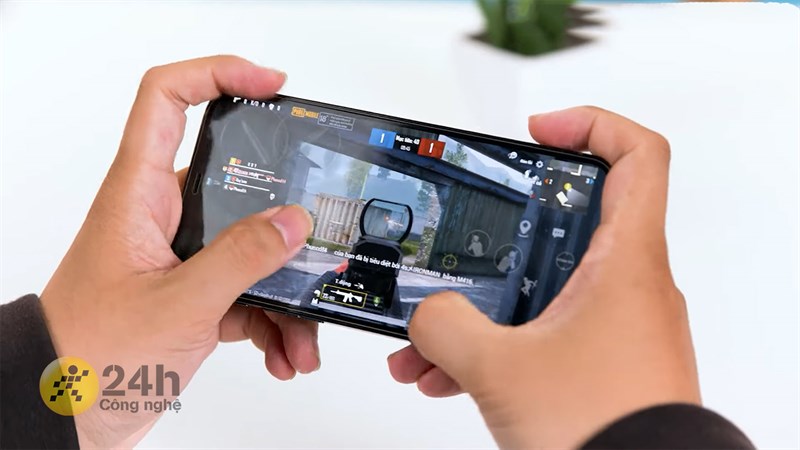 Nếu bạn là một người đam mê những tựa game FPS giống mình thì màn hình ProMotion trên iPhone 13 Pro Max sẽ là một điểm cộng rất lớn.