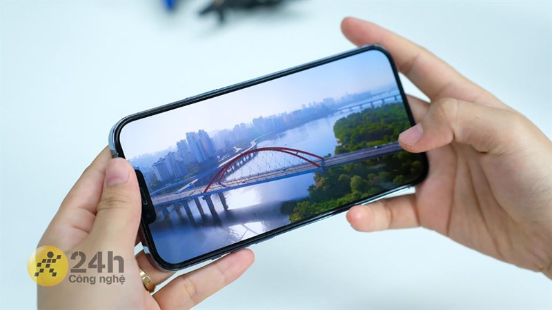 Chất lượng hiển thị của màn hình trên iPhone 13 Pro Max thật sự rất tuyệt vời.