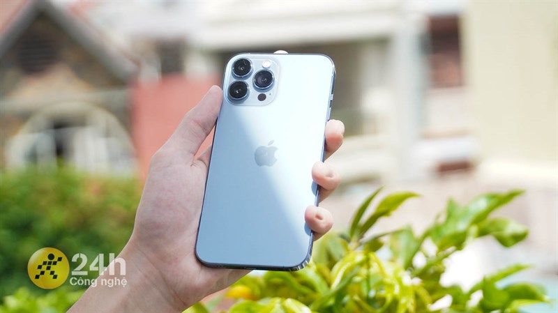 Thiết kế tổng thể của iPhone 13 Pro Max không khác biệt quá nhiều so với thế hệ tiền nhiệm.