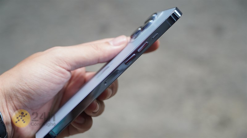 Thiết kế vuông vức của iPhone 13 Pro Max còn làm nổi bật được tông màu của sản phẩm.