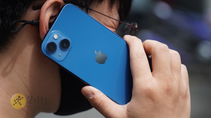 iPhone 13 cầm cực kỳ nhỏ gọn và mình thích điều ấy khi chuyển từ iPhone 11 Pro Max.