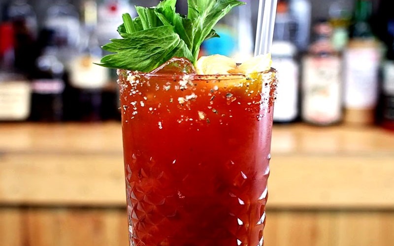 Cách Làm Bloody Mary Cocktail 'Đẫm Máu' Đỏ Rực, Đầy Hấp Dẫn