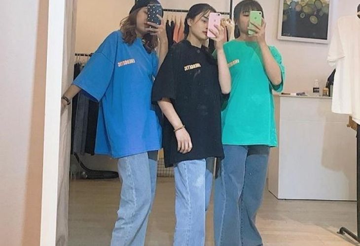 Áo oversized nữ với quần jean