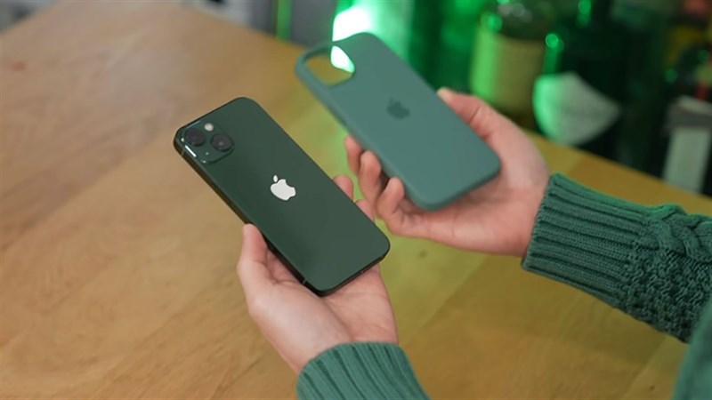 iPhone 13 màu xanh gợi liên tưởng đến những cánh rừng xanh mát iPhone 13 màu xanh gợi liên tưởng đến những cánh rừng xanh mát
