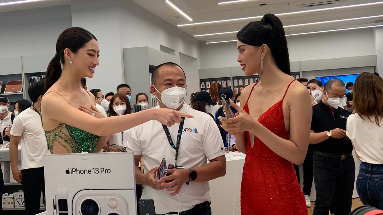 Hoa Hậu Tiểu Vy và Lương Thùy Linh trải nghiệm sản phẩm tại cửa ngày ngày khai trương Hoa Hậu Tiểu Vy và Lương Thùy Linh trải nghiệm sản phẩm tại cửa ngày ngày khai trương