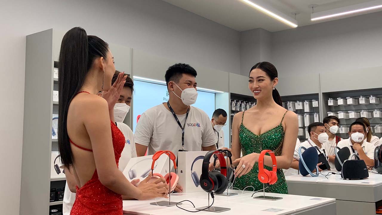 Hoa Hậu Tiểu Vy và Lương Thùy Linh trải nghiệm sản phẩm tại cửa ngày ngày khai trương Hoa Hậu Tiểu Vy và Lương Thùy Linh trải nghiệm sản phẩm tại cửa ngày ngày khai trương