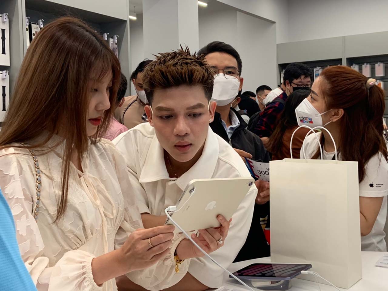 Cặp đôi Bé Duy Tiktok và Trương Hồng Phúc trải nghiệm iPad tại sự kiện Cặp đôi Bé Duy Tiktok và Trương Hồng Phúc trải nghiệm iPad tại sự kiện