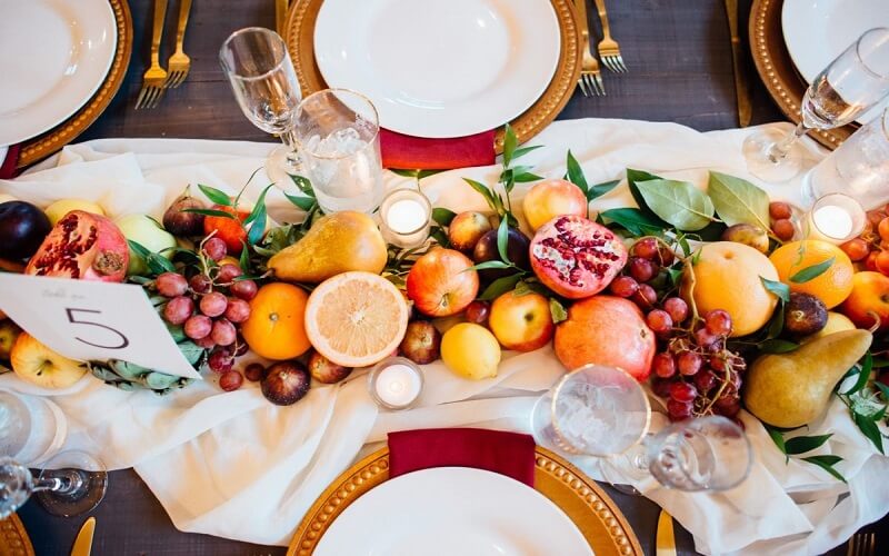 Kiểu trang trí bàn tiệc cưới bằng trái cây cực độc đáo, mới lạ
