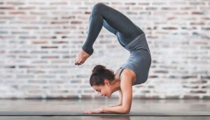 Tư thế bò cạp trong yoga là gì? Hướng dẫn chi tiết cách thực hiện