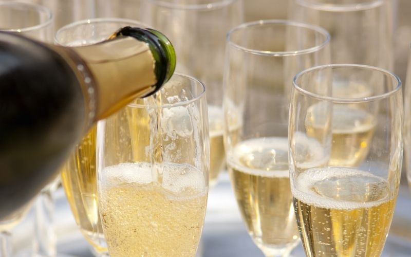 Sparkling Wine là một dòng rượu vang sủi tăm gần giống với Champagne
