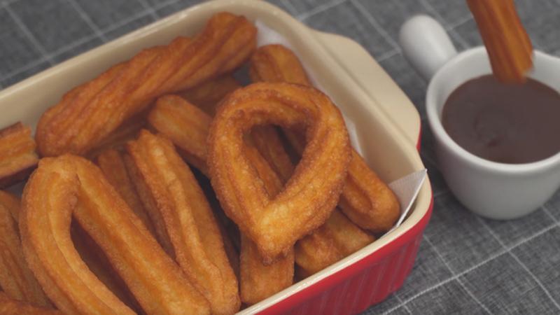 Instructions on how to make simple chocolate-dipped Spanish churros at home