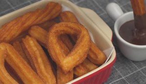 Hướng dẫn cách làm bánh quẩy Tây Ban Nha (churros) chấm socola đơn giản tại nhà