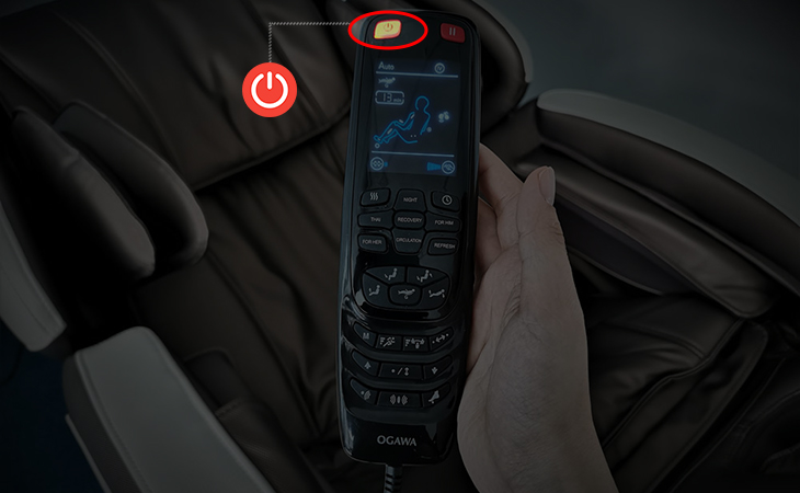 Bấm nút nguồn trên remote của ghế massage