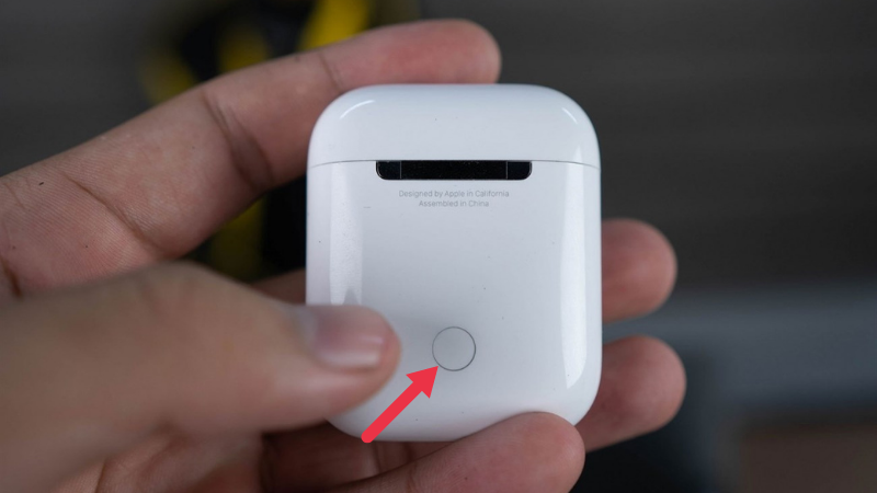 Mở nắp hộp AirPods 2 và nhấn giữ nút trên hộp