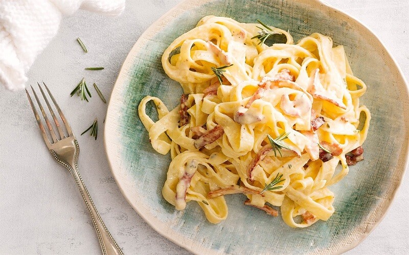 Món mì Ý Carbonara với phần sốt sánh mịn, hấp dẫn ánh nhìn