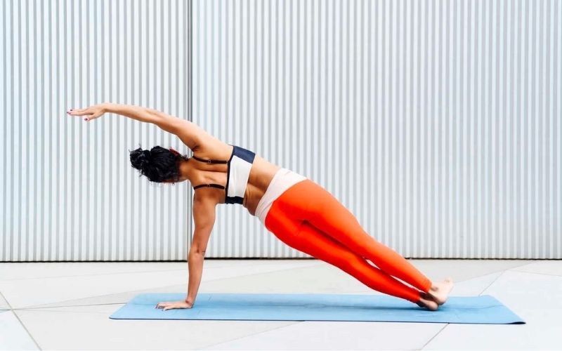 Balance yoga giúp đốt cháy mỡ thừa nhờ các động tác như plank, side plank,...