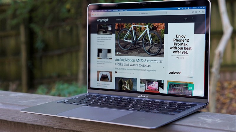 Tuy được hoàn thiện bằng nhôm nguyên khối nhưng Macbook Air vẫn vô cùng gọn nhẹ Tuy được hoàn thiện bằng nhôm nguyên khối nhưng Macbook Air vẫn vô cùng gọn nhẹ