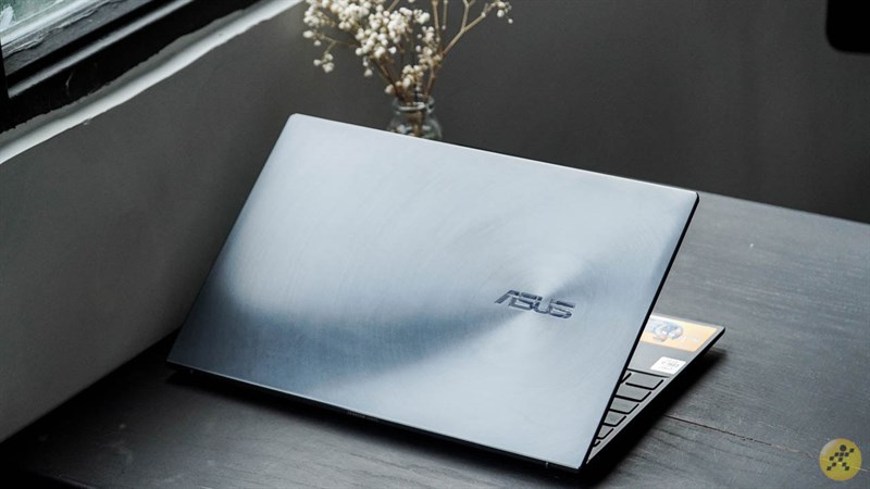 Ultrabook là một chiếc laptop có thiết kế mỏng nhẹ sang trọng Ultrabook là một chiếc laptop có thiết kế mỏng nhẹ sang trọng