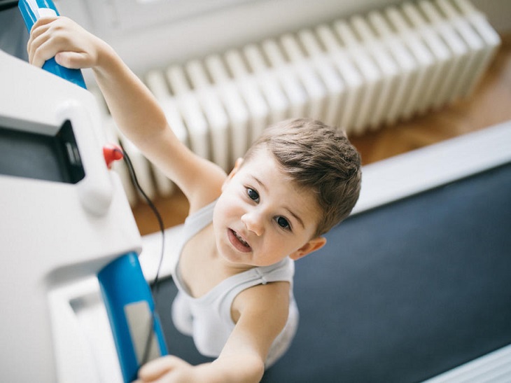 Phụ huynh nên hạn chế cho trẻ tập một mình vì có thể gây ra những tai nạn không đáng có 