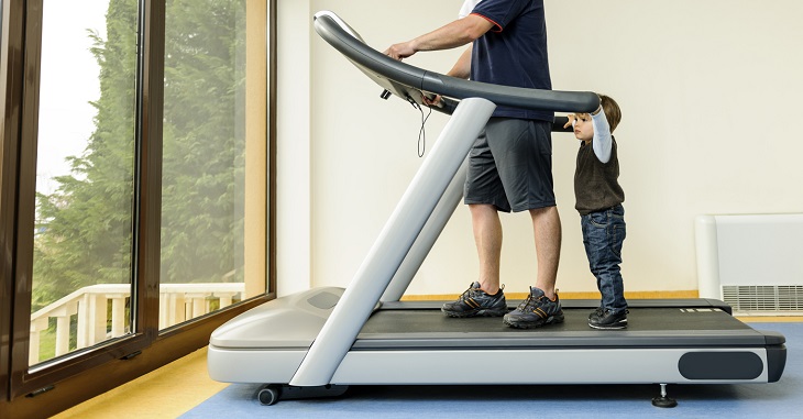 Cần phải có sự giám sát của người lớn khi cho trẻ tập trên máy chạy bộ 