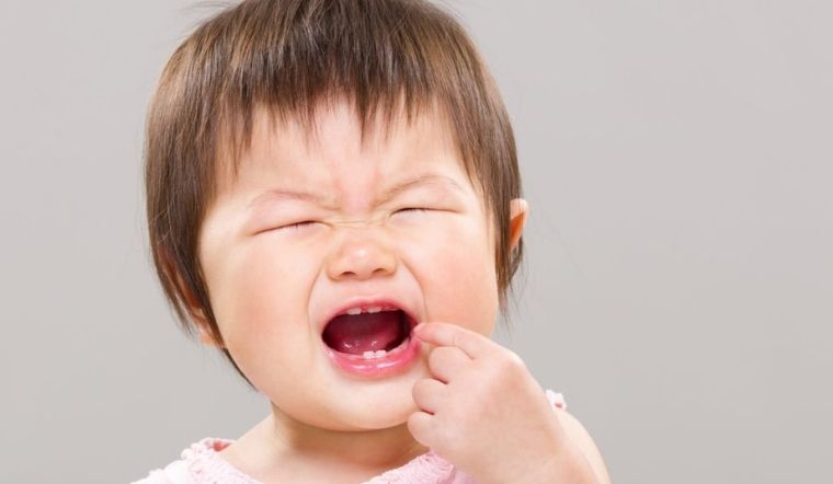 Trẻ bị sốt mọc răng nên làm gì? Cách chăm sóc như thế nào?