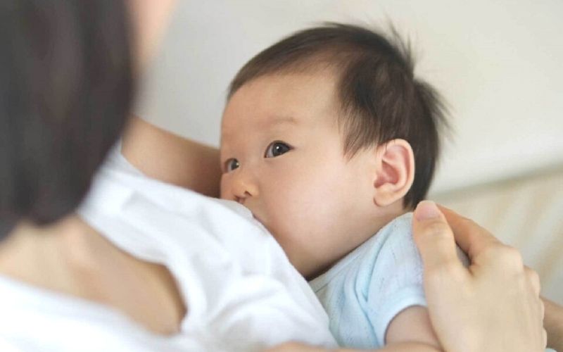 Hạ sốt nhanh cho bé bằng cách uống thuốc, chườm khăn hoặc bú sữa mẹ