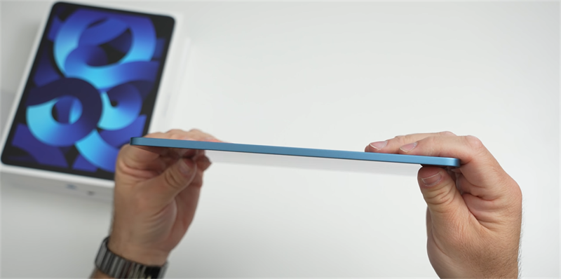 Cạnh trái của của iPad Air 5 2022. Nguồn: zollotech.