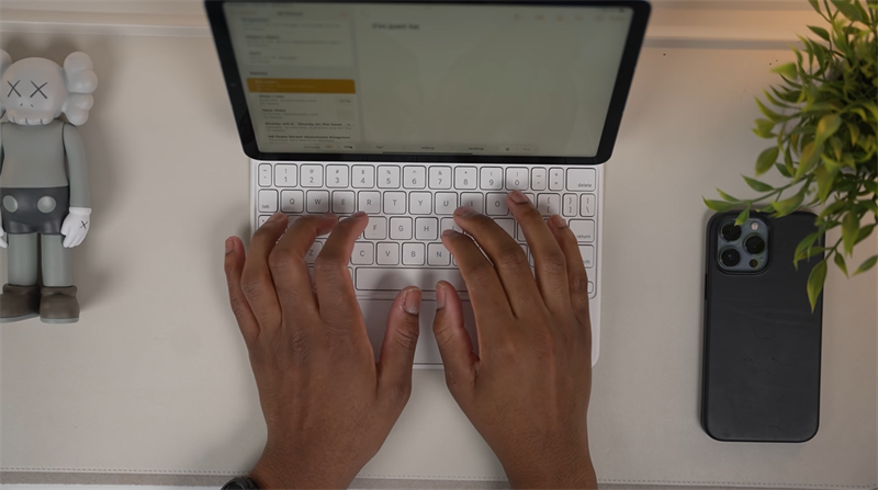 Kết hợp với Apple Magic Keyboard, iPad Air 5 2022 có thể biến thành một chiếc laptop 2-in-1. Nguồn: Shevon Salmon.