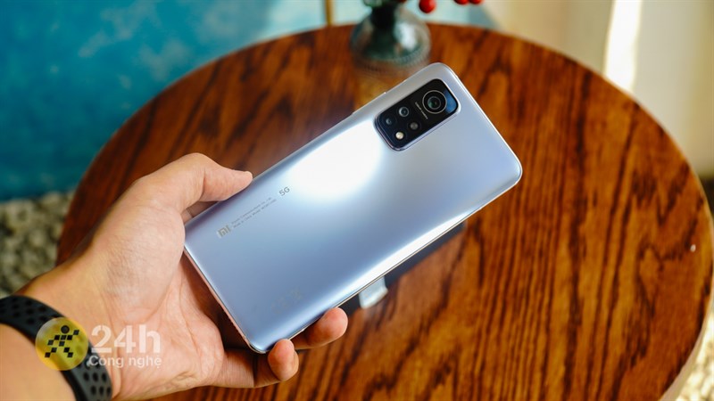 Cảm giác cầm Mi 10T Pro 5G khá đằm tay nhưng chưa thực sự thoải mái