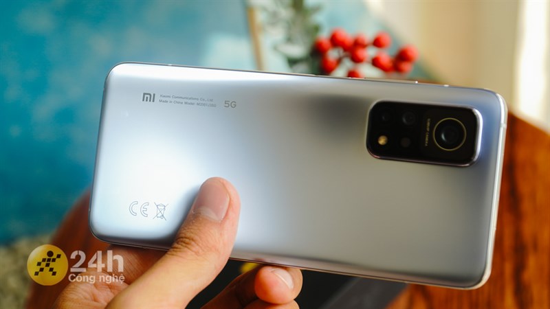 Mặt lưng Mi 10T Pro 5G tuy được làm nhám nhưng vẫn khá bám dấu vân tay