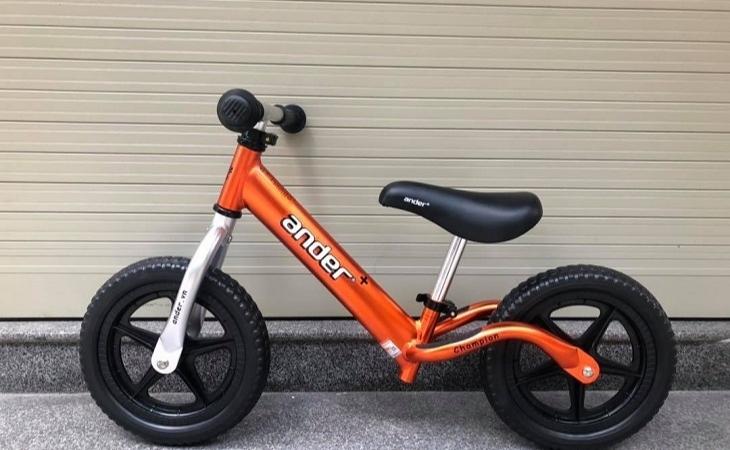 Xe thăng bằng cho bé Ander