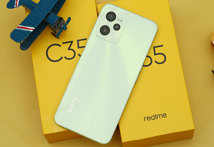 ]Điện thoại Realme C35 với hệ thống camera tối ưu giúp người lớn dễ dàng lưu lại khoảnh khắc