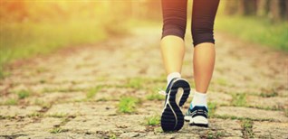 Đi bộ có to chân không? Cách đi bộ giúp chân thon gọn