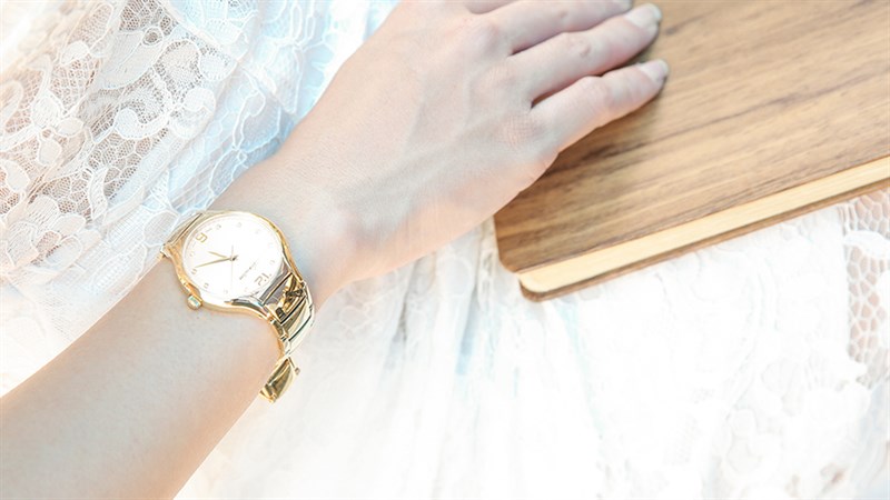 Adriatica A3798.1173Q nổi bật với một màu vàng hoàng kim đậm chất quý tộc Adriatica A3798.1173Q nổi bật với một màu vàng hoàng kim đậm chất quý tộc