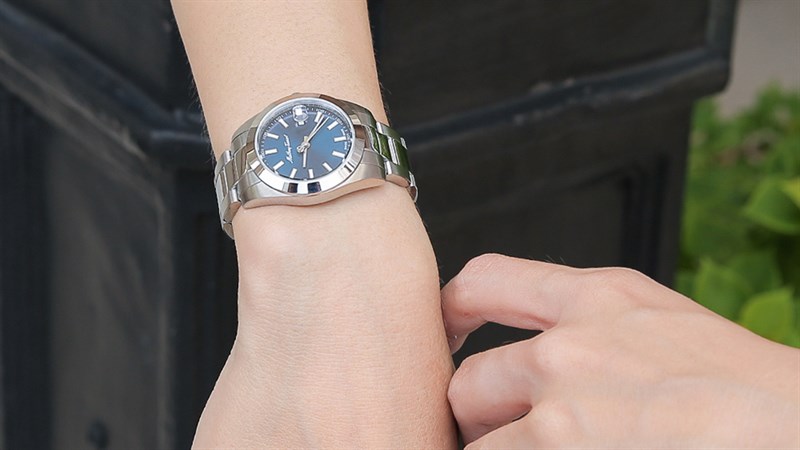 Mathey Tissot D450ABU có cảm giác đeo cực kì thoải mái, ôm trọn cổ tay Mathey Tissot D450ABU có cảm giác đeo cực kì thoải mái, ôm trọn cổ tay