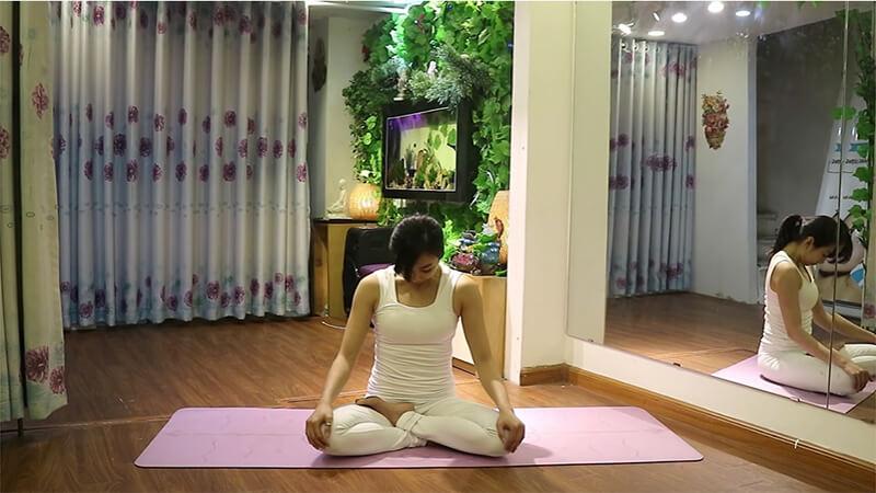 Gập cổ khi khởi động yoga