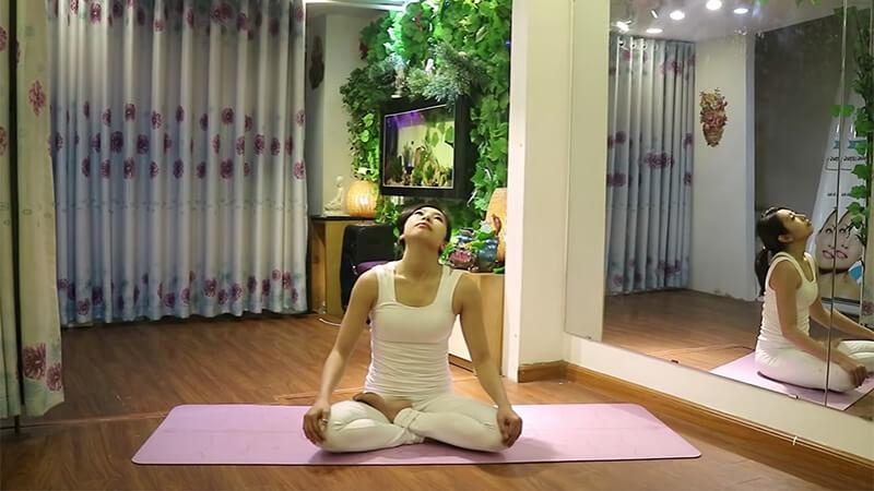 Cần hít vào thở ra đều đặn khi khởi động yoga