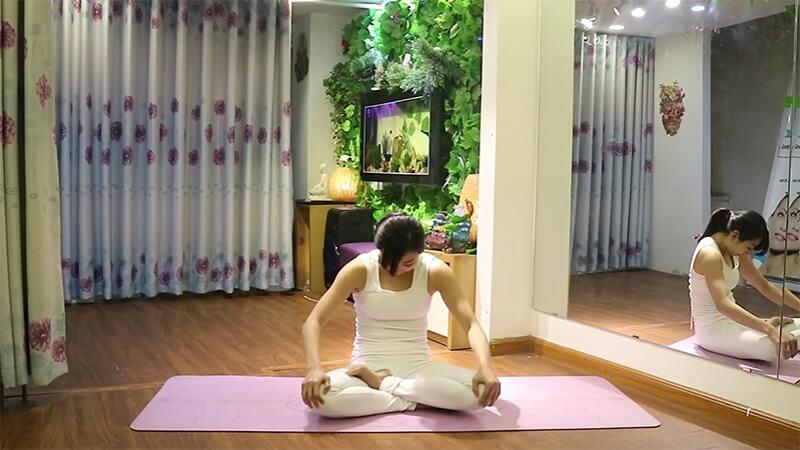 Hít vào thở ra đều đặn khi khởi động yoga