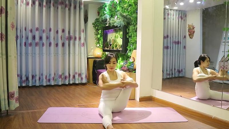 Làm căng cơ chân đi khởi động yoga