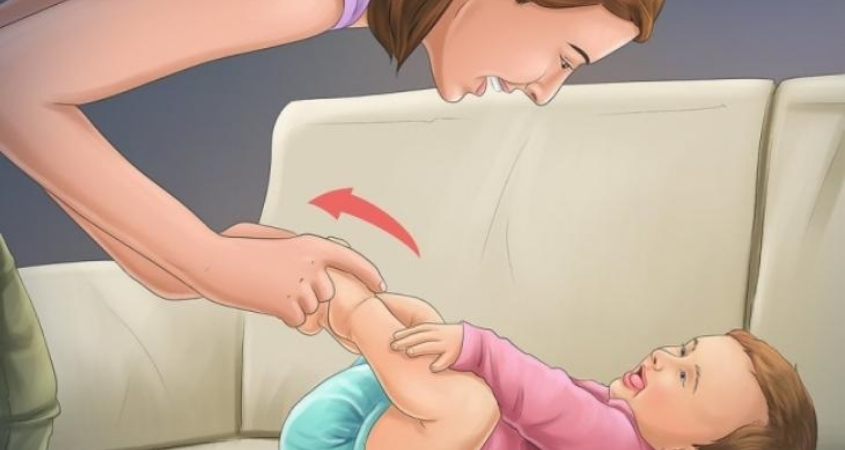 Đóng bỉm, cài khuy bấm và vuốt phẳng vải dưới mông bé