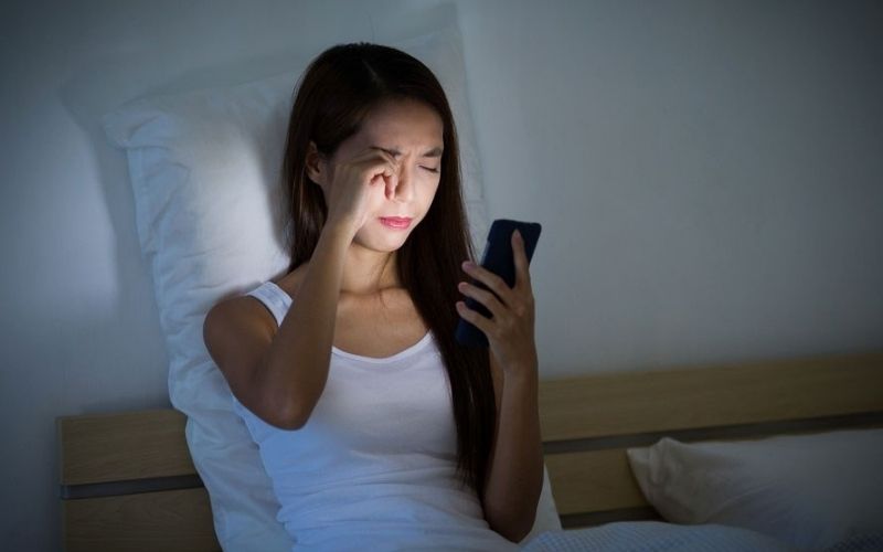 Không sử dụng thiết bị điện tử trước khi ngủ để dễ dàng đi vào giấc ngủ