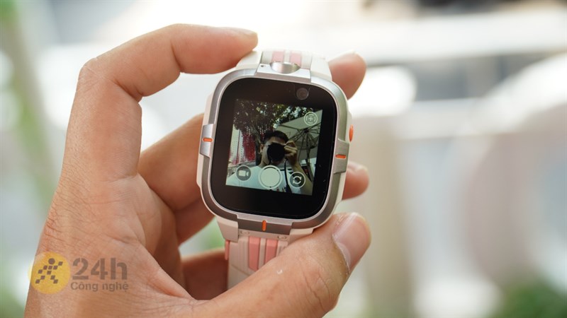 Một số mẫu đồng hồ thông minh định vị trẻ em còn được trang bị camera để thực hiện cuộc gọi video. Một số mẫu đồng hồ thông minh định vị trẻ em còn được trang bị camera để thực hiện cuộc gọi video.
