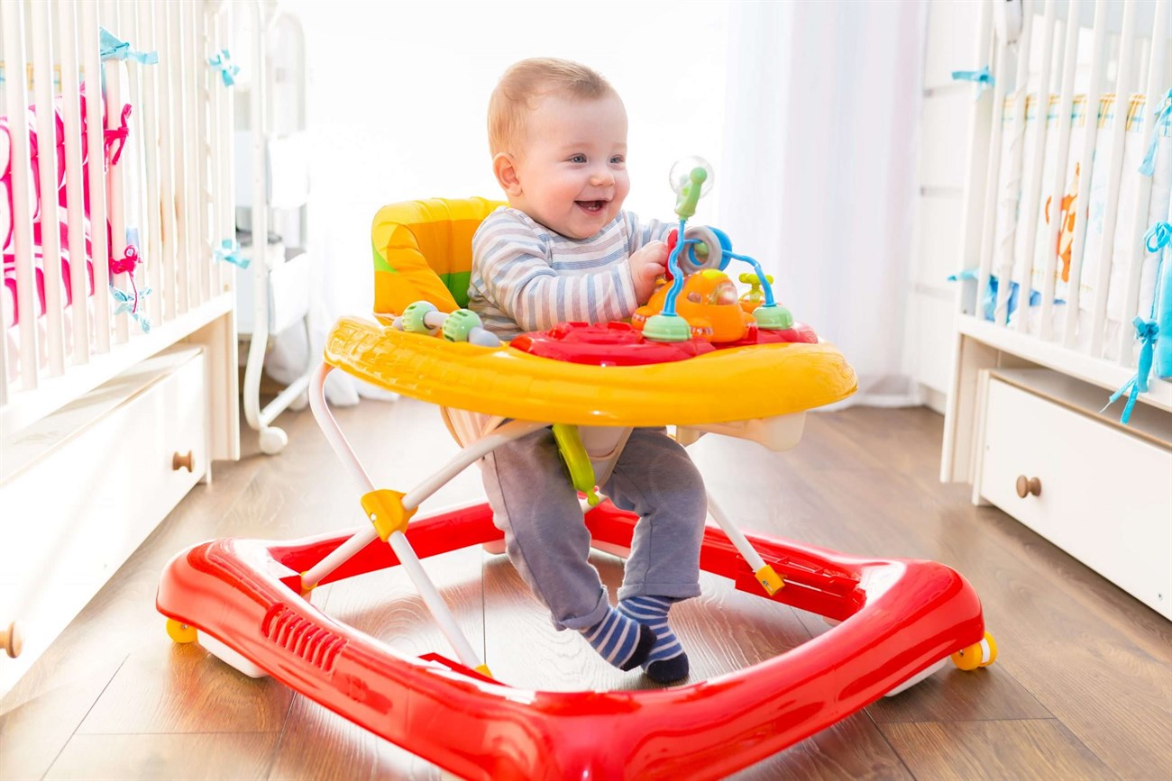 Độ tuổi thích hợp để trẻ ngồi xe tập đi