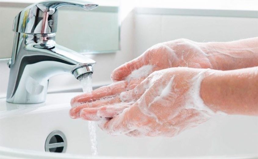 Rửa tay sạch sẽ trước khi pha sữa
