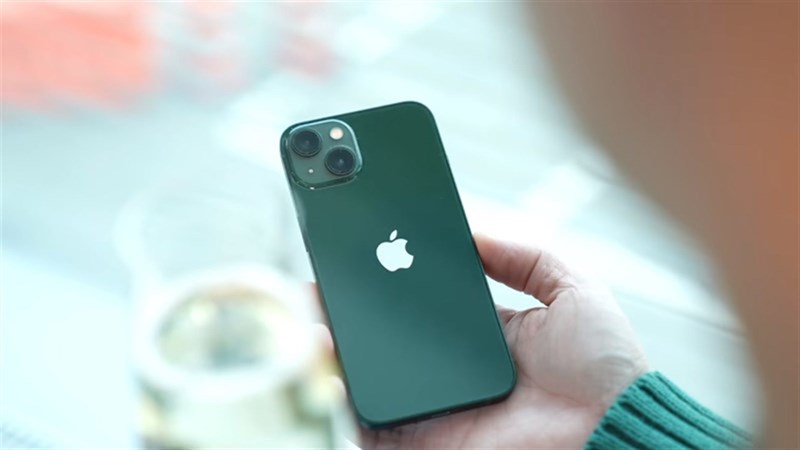 iPhone 13 với mặt lưng kính cùng khả năng kháng bụi, kháng nước giúp tăng độ bền bỉ