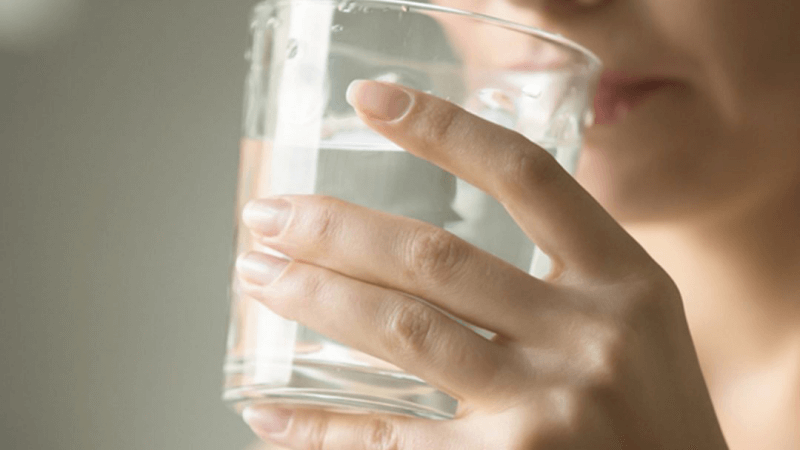 Uống nhiều nước khi bị sốt