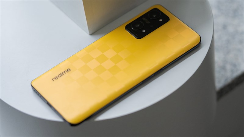 Realme Q5 Pro màu vàng nổi bật