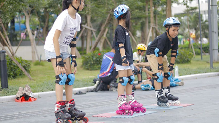 Tập cho bé làm quen với giày và giữ thăng bằng