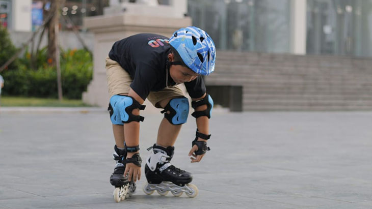 Hướng dẫn bé đứng lên, ngồi xuống với giày patin